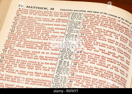 Gros plan horizontal d'une Bible ouverte voir Matthieu 24 en rouge l'impression. Banque D'Images