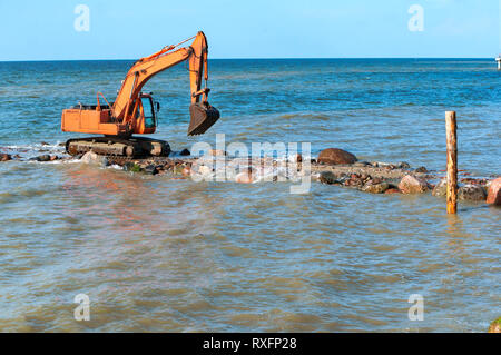 La construction de digues, de matériel de construction sur la côte de la mer, la mer Baltique, la région de Kaliningrad, Russie, le 15 juillet 2018 Banque D'Images