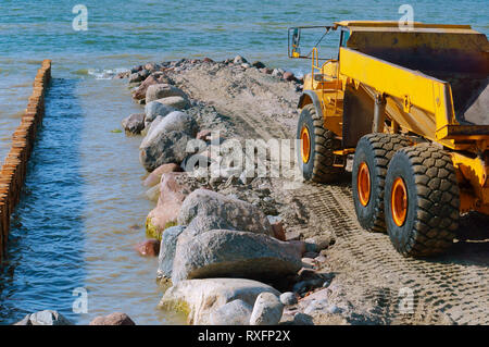 La construction de digues, de matériel de construction sur la côte de la mer Baltique, mer Banque D'Images