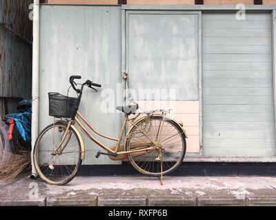 Toyohama, JAPON - 12 décembre 2016 : Vélo enchaîné à une chambre dans une petite île appelée Toyohama japonais à Hiroshima, Japon Banque D'Images