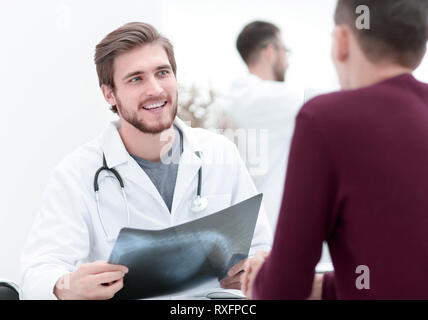 Les médecins de discuter avec le patient le x-ray Banque D'Images