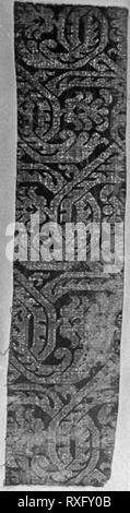 Fragment. L'Italie. Date : 1601-1625. Dimensions : 8,9 x 40 cm (3 1/2 x 15 3/4 in.). La soie. Origine : Italie. Musée : le Chicago Art Institute. Banque D'Images