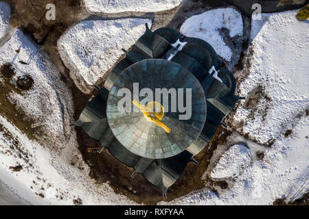 Vue aérienne de l'église de l'Intercession de la Sainte Vierge sur la rivière Nerl au printemps près de Bogolyubovo village, Vladimir oblast, Russie Banque D'Images