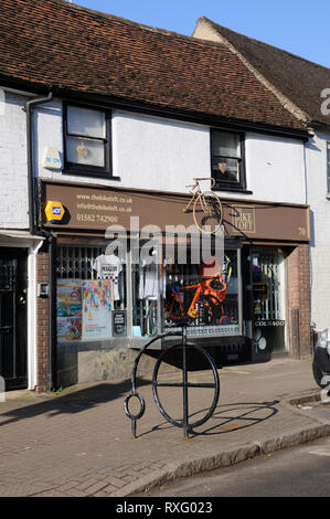 La moto,Loft High Street, Redbourm, Hertfordshire. Le vélo, Loft est une extension pour le moyeu qui a manqué d'espace Banque D'Images