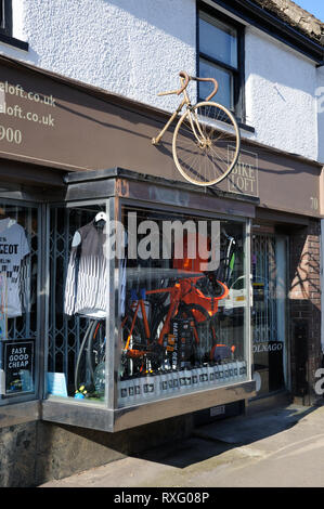 La moto,Loft High Street, Redbourm, Hertfordshire. Le vélo, Loft est une extension pour le moyeu qui a manqué d'espace Banque D'Images