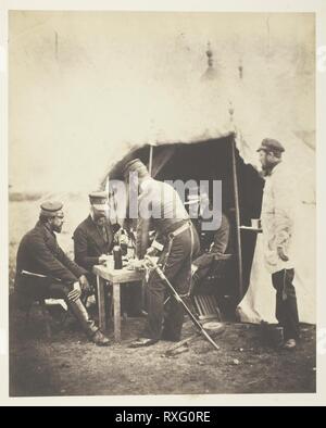 Le général de Garrett et les officiers de la 46e. Roger Fenton ; anglais, 1819-1869. Date : 1855. Dimensions : 20,2 × 16,1 cm (image/papier) ; 58,9 × 42,5 cm (montage). Impression sur papier salé, la plaque 46 de l'album 'Photographies prises dans la Crimée' (1856). Origine : Angleterre. Musée : le Chicago Art Institute. Banque D'Images