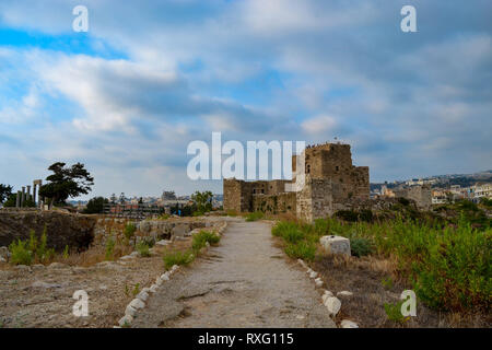 Un château des croisés sur la côte de Byblos, Liban, entouré par d'anciennes ruines phéniciennes et romaines.​ Banque D'Images
