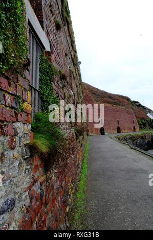 Reste des bâtiments qui abritaient les trémies et à broyer de l'Porthgain ardoisières, Pembrokeshire, au Royaume-Uni. Banque D'Images