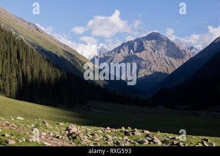 De la vallée Altyn-Arashan en fin d'après-midi avec des ombres profondes au Kirghizstan Banque D'Images