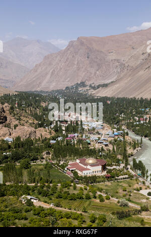 Rivière Gunt avec la ville de Khorog au Tadjikistan Wakhan dans la vallée avec les montagnes du Pamir Banque D'Images