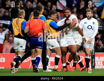 England's Manu Tuilagi (troisième à droite) célèbre marquant son troisième côté essayer pendant le match des Six Nations Guinness au stade de Twickenham, Londres. Banque D'Images