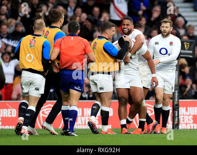 England's Manu Tuilagi (troisième à droite) célèbre marquant son troisième côté essayer pendant le match des Six Nations Guinness au stade de Twickenham, Londres. Banque D'Images