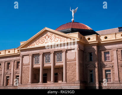 Un dôme de métal en cuivre et surmonté d'un 16 pieds de haut (4,88 mètres) statue du nom de la Victoire de Samothrace identifie facilement l'Arizona State Capitol Building à Phoenix, Arizona, USA. Construite entre 1898-1900, la structure de granit Beaux-Arts d'abord servi de la capitale de la territoire de l'Arizona et a ensuite continué en tant que centre du gouvernement lors de l'Arizona est devenu le 48e état de l'Amérique en 1912. Après d'autres bâtiments ont été érigés tout au long du xxe siècle pour pouvoir législatif et exécutif utilise, cette édifice historique a été rénové et sert maintenant de l'Arizona State Capitol Museum. Banque D'Images