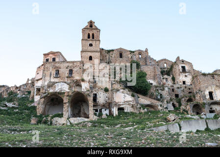 Une vue de Maratea, Basilicate, dans le sud de l'Italie. Dans les années 60, en raison d'un glissement de terrain, San Mauro forte a été immédiatement abandonnée, depuis lors, elle est devenue une ville fantôme Banque D'Images