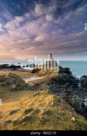 Twr Mawr phare au lever du soleil, l'île Llanddwyn, Anglesey, au nord du Pays de Galles, Royaume-Uni Banque D'Images