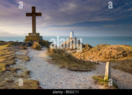 Twr Mawr phare au lever du soleil, l'île Llanddwyn, Anglesey, au nord du Pays de Galles, Royaume-Uni Banque D'Images