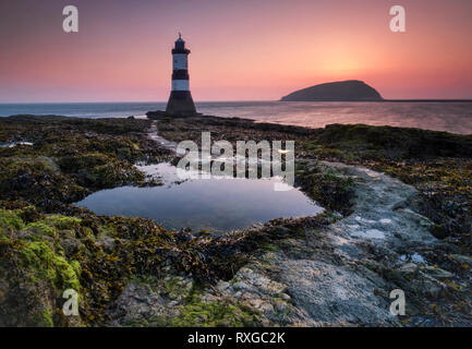 * 1963 : ouverture intégrale du phare ou Penmon Point Lighthouse & île de macareux au lever du soleil, Penmon, Anglesey, au nord du Pays de Galles, Royaume-Uni Banque D'Images