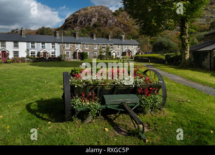 Jolis Cottages dans le village de Snowdonia National Park, de Beddgelert, au nord du Pays de Galles, Royaume-Uni Banque D'Images