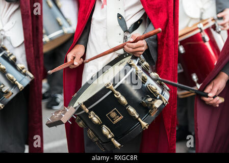 Musiciens déguisés lors de la célébration de la fête de Saint George et le dragon Banque D'Images