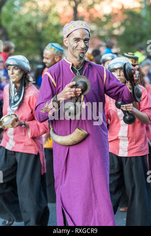 Peint et déguisée musiciens pendant la célébration de la fête de Saint George et le dragon. Banque D'Images