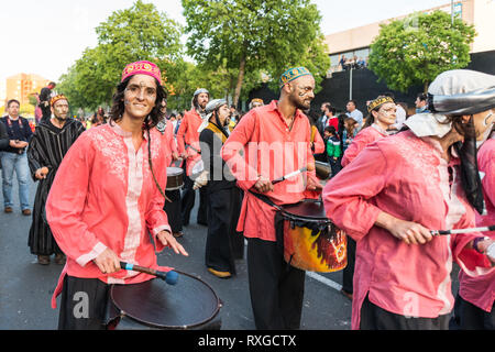 Peint et déguisée musiciens pendant la célébration de la fête de Saint George et le dragon. Banque D'Images