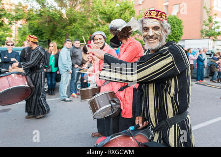 Peint et déguisée musiciens pendant la célébration de la fête de Saint George et le dragon. Banque D'Images