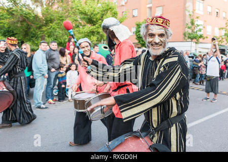 Peint et déguisée musiciens pendant la célébration de la fête de Saint George et le dragon. Banque D'Images