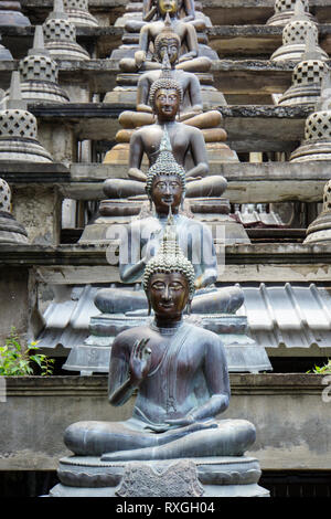 Les bouddhas et stupas en dehors d'un temple à Colombo, Sri Lanka. Asie Banque D'Images