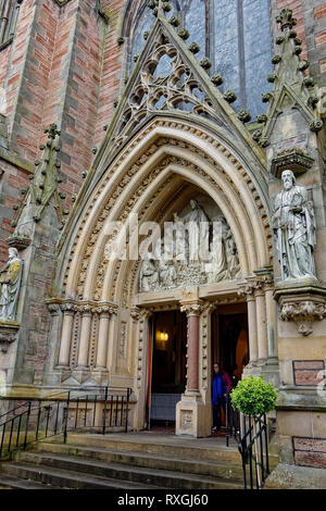 Porte de la cathédrale d'Inverness, également connu sous le nom de l'église cathédrale de Saint Andrew, à Inverness, en Écosse. Banque D'Images