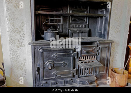 Une vieille cuisine cuisinière dans une maison dans le Highland Folk Museum à Newtonmore, en Écosse. Banque D'Images