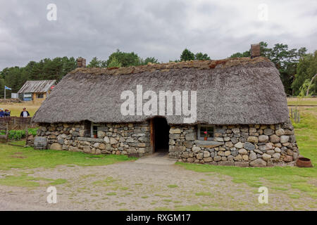 Un Highland Cottage de chaume dans le Highland Folk Museum à Newtonmore, en Écosse. Le toit est fait de turf et Heather de chaume. Banque D'Images