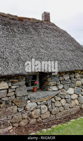 Un Highland Cottage de chaume dans le Highland Folk Museum à Newtonmore, en Écosse. Le toit est fait de turf et Heather de chaume. Banque D'Images