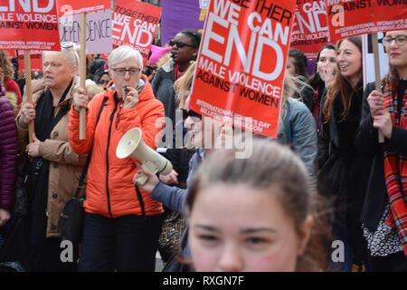 Londres, Royaume-Uni. 9 mars 2019. mars womans . Bannières Affiches et pancartes écrites à la phand womans annuelle mars . Crédit : Philip Robins/Alamy Live News Banque D'Images