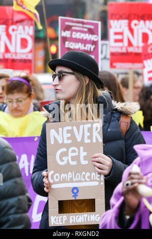 Londres, Royaume-Uni. Mar 9, 2019. Une femme est considérée holding a placard pendant la millions de femmes lieu Mars à Londres.Des milliers de femmes sont vues prenant part à la 11e anniversaire de millions de femmes s'élèvent contre la violence basée sur le genre dans le centre de Londres. Le thème de cette année est 'jamais oublié', en solidarité avec les femmes qui ont été victimes de violence et à la mémoire de ceux qui ont été tués. Credit : Dinendra Haria SOPA/Images/ZUMA/Alamy Fil Live News Banque D'Images