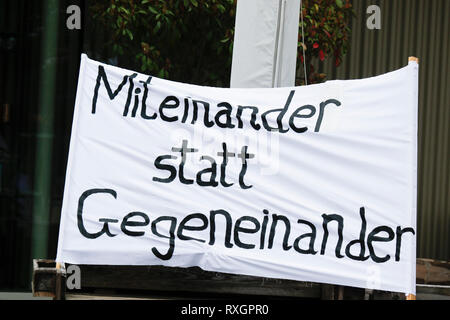 Landau, Allemagne. 9 mars 2019. Une bannière se dresse sur la route de protestation à lire 'ensemble au lieu d'un contre l'autre'. Autour de 80 personnes de organisations d'extrême droite ont protesté dans la ville de Landau dans le Palatinat contre le gouvernement allemand et les migrants. Ils ont également adopté le jaune de la veste jaune français mouvement de protestation. Ils ont été confrontés à plusieurs centaines d'anti-fasciste des contre-manifestants de différents partis politiques par Crédit : Michael Debets/Alamy Live News Banque D'Images