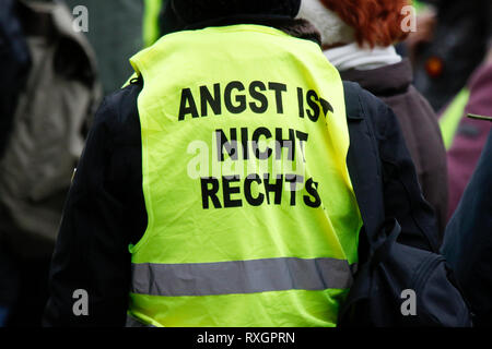 Landau, Allemagne. 9 mars 2019. Un manifestant porte un gilet jaune avec 'La peur n'est pas droite' écrit dessus. Autour de 80 personnes de organisations d'extrême droite ont protesté dans la ville de Landau dans le Palatinat contre le gouvernement allemand et les migrants. Ils ont également adopté le jaune de la veste jaune français mouvement de protestation. Le lieu de la manifestation a été choisi en raison de l'attaque de couteau 2017 dans la ville voisine de Kandel, dans lequel une jeune fille de 15 ans a été tué par un demandeur d'asile. Crédit : Michael Debets/Alamy Live News Banque D'Images