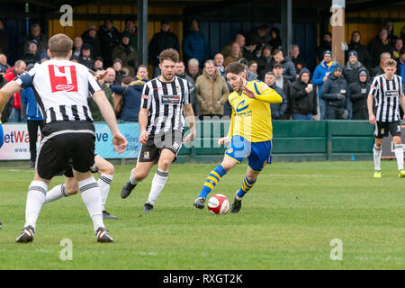 Cheshire, Royaume-Uni. 9 mars 2019. Warrington Town Football Club renoncer à leur initiative dans le Nord de l'Evo-Stik Premier League Division Premier ministre lorsqu'ils ont accueilli les humbles Stafford Rangers FC au stade de recrutement gagnant (également connu sous le nom de parc en porte-à-faux) à Warrington, Cheshire, Angleterre, Royaume-Uni. Stafford a gagné le match par 2 buts à 3 Crédit : John Hopkins/Alamy Live News Banque D'Images