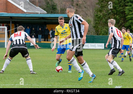 Cheshire, Royaume-Uni. 9 mars 2019. Warrington Town Football Club renoncer à leur initiative dans le Nord de l'Evo-Stik Premier League Division Premier ministre lorsqu'ils ont accueilli les humbles Stafford Rangers FC au stade de recrutement gagnant (également connu sous le nom de parc en porte-à-faux) à Warrington, Cheshire, Angleterre, Royaume-Uni. Stafford a gagné le match par 2 buts à 3 Crédit : John Hopkins/Alamy Live News Banque D'Images