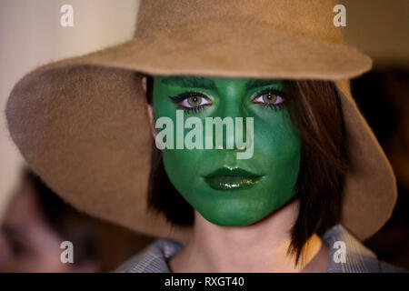 Lisbonne, Portugal. Mar 9, 2019. Un modèle pose pour une photo backstage avant le spectacle dans le cadre de la Fashion Week - Moda Lisboa Lisboa Automne/Hiver 2019/2020 à la Carlos Lopes Hall à Lisbonne, Portugal, le 9 mars 2019. À Lisbonne, Portugal, le 6 mars 2019. Crédit : Pedro Fiuza/ZUMA/Alamy Fil Live News Banque D'Images