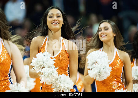 Virginia, USA. 9 mars 2019. Virginia Cavaliers cheerleaders pendant le NCAA College Basketball match entre les Cardinals de Louisville et le Virginia Cavaliers à John Paul Jones Arena le samedi 9 mars 2019 à Charlottesville, VA. Jacob Kupferman/CSM Crédit : Cal Sport Media/Alamy Live News Banque D'Images