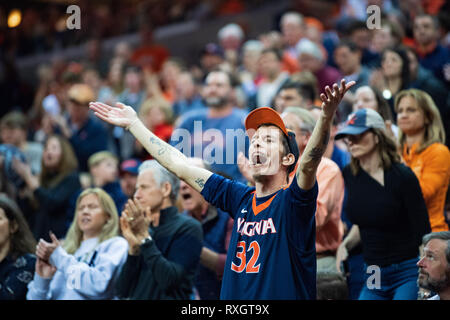 Virginia, USA. 9 mars 2019. Virginia Cavaliers fans pendant la NCAA College Basketball match entre les Cardinals de Louisville et le Virginia Cavaliers à John Paul Jones Arena le samedi 9 mars 2019 à Charlottesville, VA. Jacob Kupferman/CSM Crédit : Cal Sport Media/Alamy Live News Banque D'Images