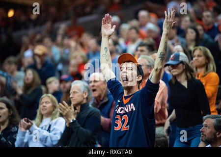 Virginia, USA. 9 mars 2019. Virginia Cavaliers fans pendant la NCAA College Basketball match entre les Cardinals de Louisville et le Virginia Cavaliers à John Paul Jones Arena le samedi 9 mars 2019 à Charlottesville, VA. Jacob Kupferman/CSM Crédit : Cal Sport Media/Alamy Live News Banque D'Images