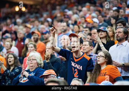 Virginia, USA. 9 mars 2019. Virginia Cavaliers fans pendant la NCAA College Basketball match entre les Cardinals de Louisville et le Virginia Cavaliers à John Paul Jones Arena le samedi 9 mars 2019 à Charlottesville, VA. Jacob Kupferman/CSM Crédit : Cal Sport Media/Alamy Live News Banque D'Images