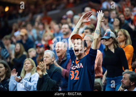 Virginia, USA. 9 mars 2019. Virginia Cavaliers fans pendant la NCAA College Basketball match entre les Cardinals de Louisville et le Virginia Cavaliers à John Paul Jones Arena le samedi 9 mars 2019 à Charlottesville, VA. Jacob Kupferman/CSM Crédit : Cal Sport Media/Alamy Live News Banque D'Images