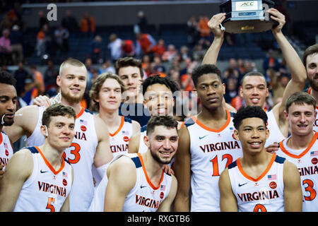 Virginia, USA. 9 mars 2019. La Virginia Cavaliers après le NCAA College Basketball match entre les Cardinals de Louisville et le Virginia Cavaliers à John Paul Jones Arena le samedi 9 mars 2019 à Charlottesville, VA. Jacob Kupferman/CSM Crédit : Cal Sport Media/Alamy Live News Banque D'Images