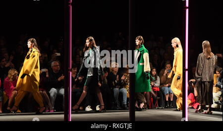 Lisbonne, Portugal. Mar 9, 2019. Présenter des modèles de créations de designer portugais Carlos Gil Lisbonne pendant la Fashion Week Automne/Hiver 2019-2020 à Lisbonne, Portugal, le 9 mars 2019. Credit : Zhang Liyun/Xinhua/Alamy Live News Banque D'Images