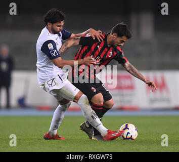 Vérone, Italie. Mar 9, 2019. L'AC Milan's Suso (R) rivalise avec Chievo Vérone Medhi Leris lors d'un match de football de Série A entre AC Milan et Chievo Vérone à Vérone, Italie, le 9 mars 2019. L'AC Milan a gagné 2-1. Credit : Alberto Lingria/Xinhua/Alamy Live News Banque D'Images