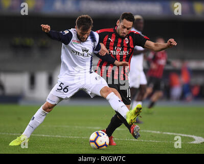 Vérone, Italie. Mar 9, 2019. L'AC Milan's Hakan Calhanoglu (R) rivalise avec Chievo Vérone Perparim Hetemaj lors d'un match de football de Série A entre AC Milan et Chievo Vérone à Vérone, Italie, le 9 mars 2019. L'AC Milan a gagné 2-1. Credit : Alberto Lingria/Xinhua/Alamy Live News Banque D'Images