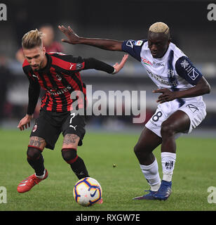 Vérone, Italie. Mar 9, 2019. L'AC Milan's Samuel Castillejo (L) rivalise avec Chievo Vérone Assane Diousse pendant un match de football de Série A entre AC Milan et Chievo Vérone à Vérone, Italie, le 9 mars 2019. L'AC Milan a gagné 2-1. Credit : Alberto Lingria/Xinhua/Alamy Live News Banque D'Images