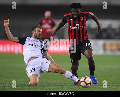 Vérone, Italie. Mar 9, 2019. L'AC Milan's Frank Kessie (R) rivalise avec Chievo Vérone Riccardo Meggiorini pendant un match de football de Série A entre AC Milan et Chievo Vérone à Vérone, Italie, le 9 mars 2019. L'AC Milan a gagné 2-1. Credit : Alberto Lingria/Xinhua/Alamy Live News Banque D'Images